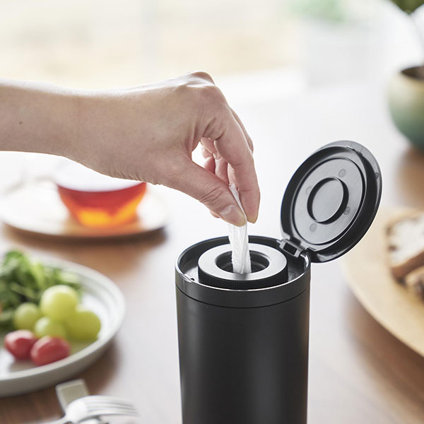 山崎実業 tower（タワー） ボトル型蓋付きウェットティッシュケース